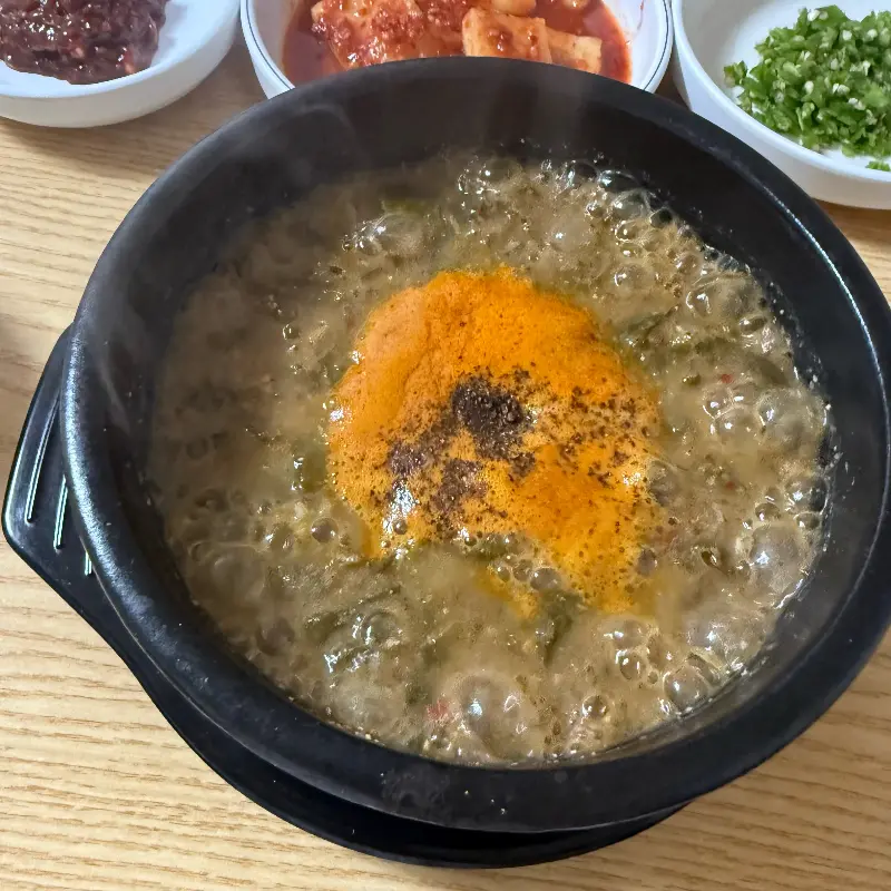 미나리가 듬뿍 올려진 추어탕