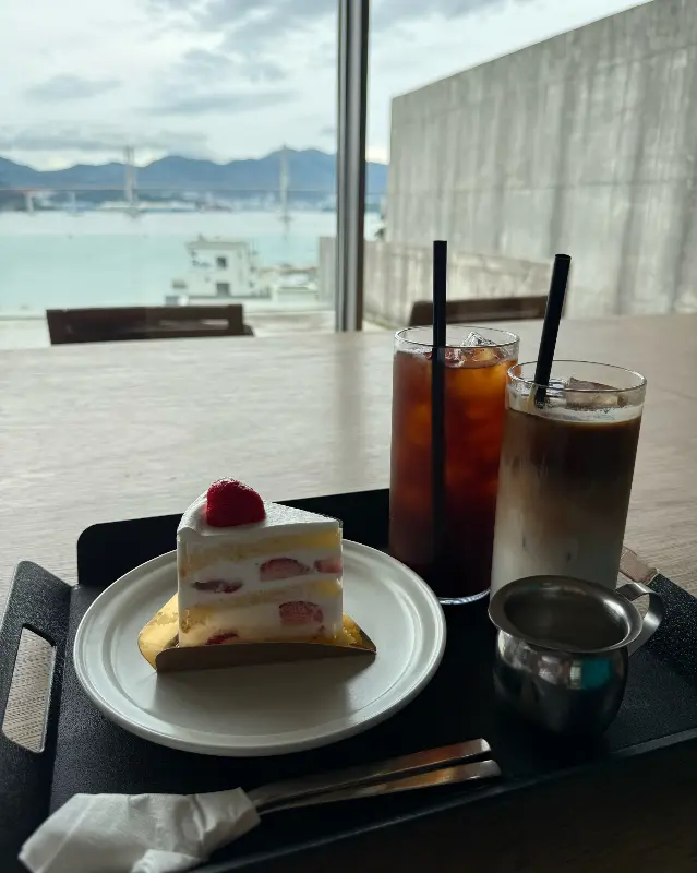 딸기 케이크와 커피