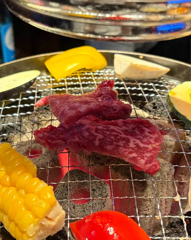 불판 위에서 익어가는 고기