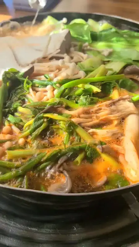 버섯과 채소가 가득한 냄비