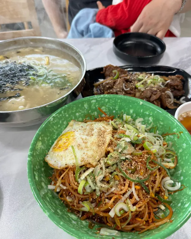 비빔국수와 흰둥이 칼국수