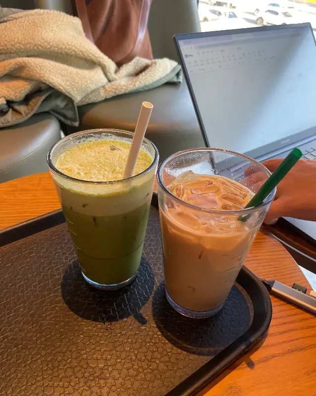 매장에서 즐기는 커피 한 잔의 여유