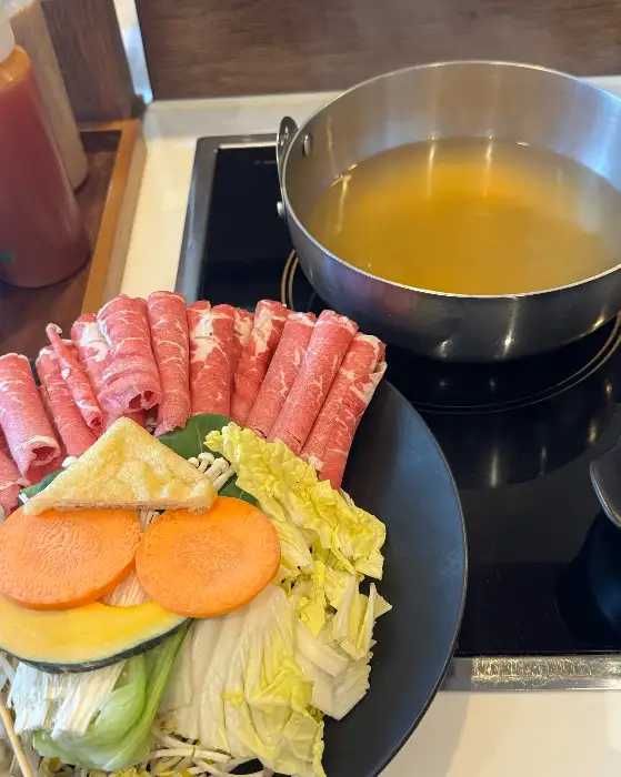 신선한 채소와 고기가 준비된 샤브샤브