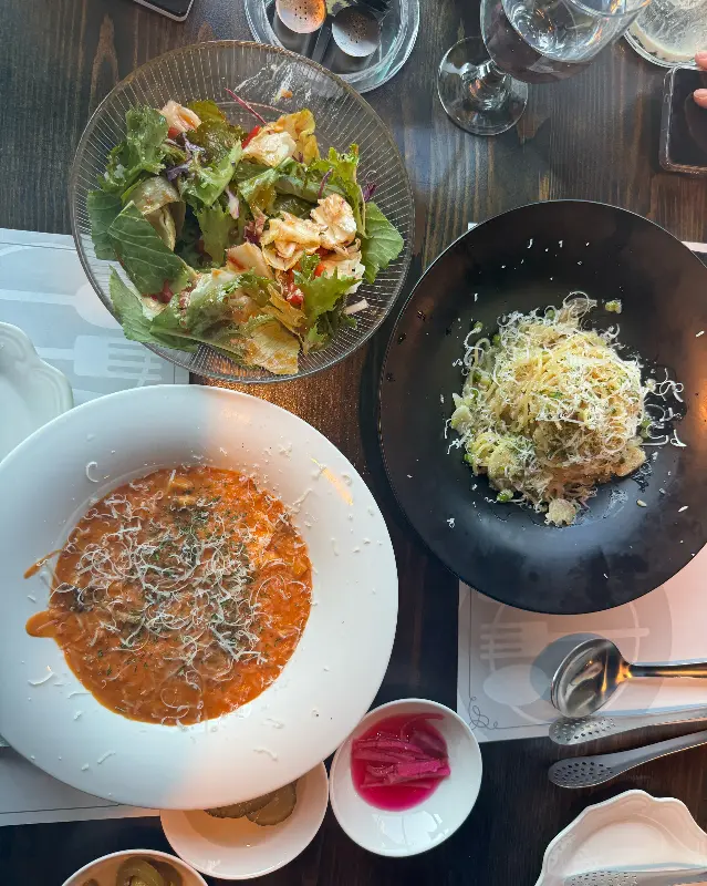 테이블 위에 놓인 샐러드