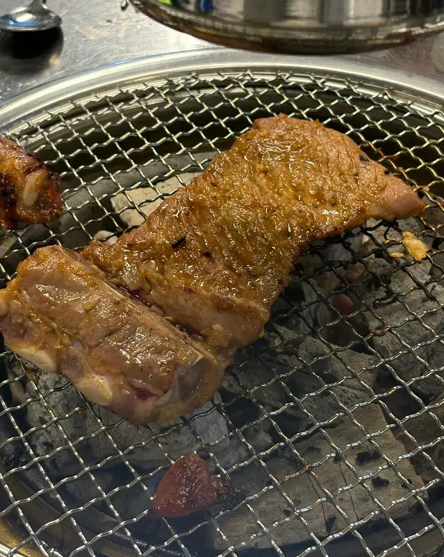 불판 위에서 구워지는 양념갈비