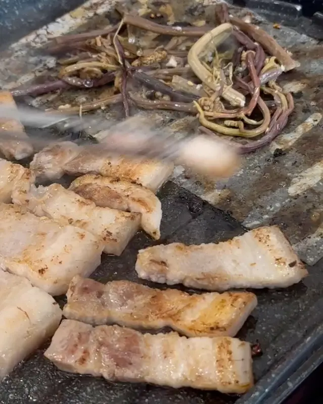 불판 위에서 익어가는 흑돼지와 고사리