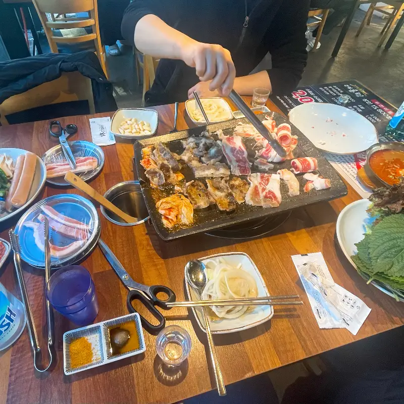 테이블 위 고기 세팅