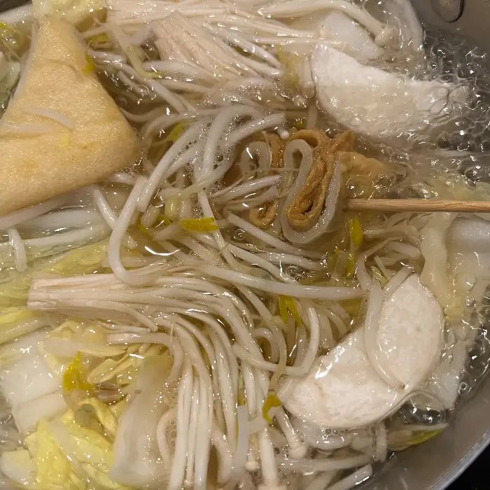 샤브샤브 국물에 익어가는 채소와 면
