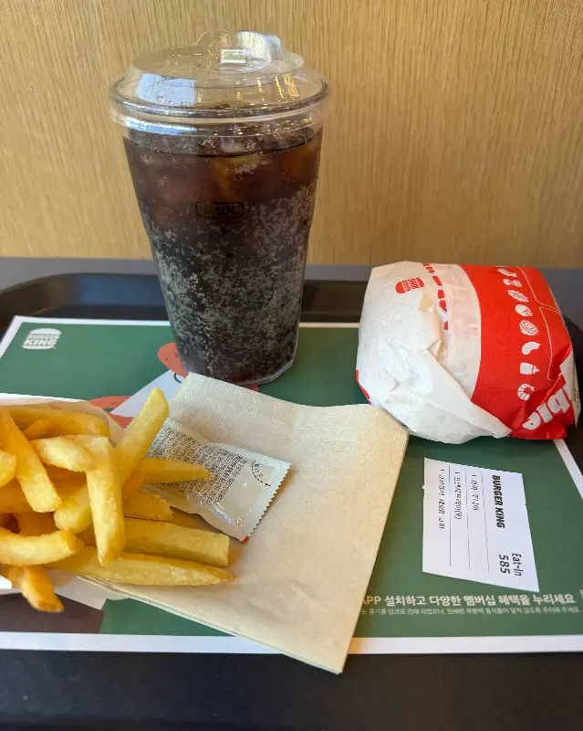 햄버거 세트와 영수증