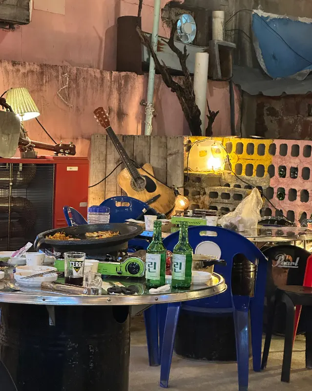 볶음밥을 먹기 위해 세팅된 테이블