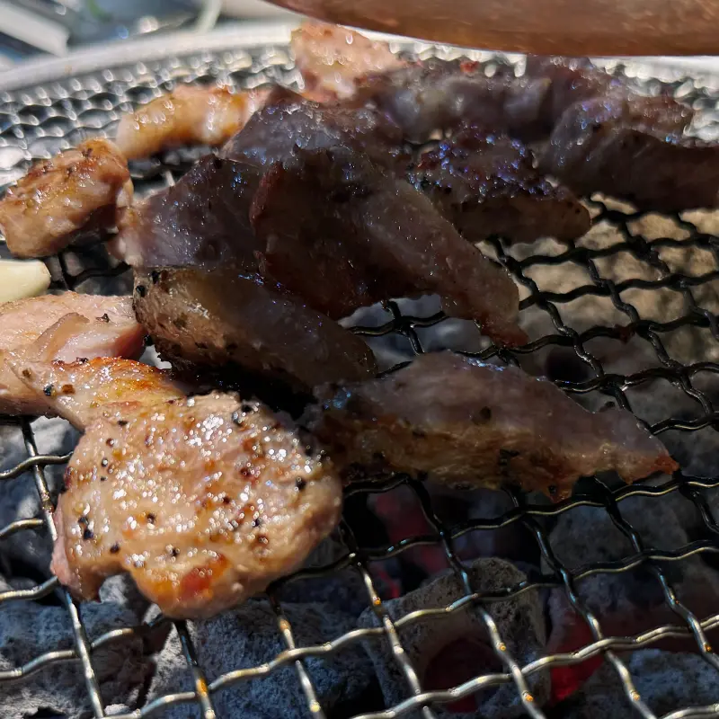 숯불 위에서 맛있게 익어가는 고기