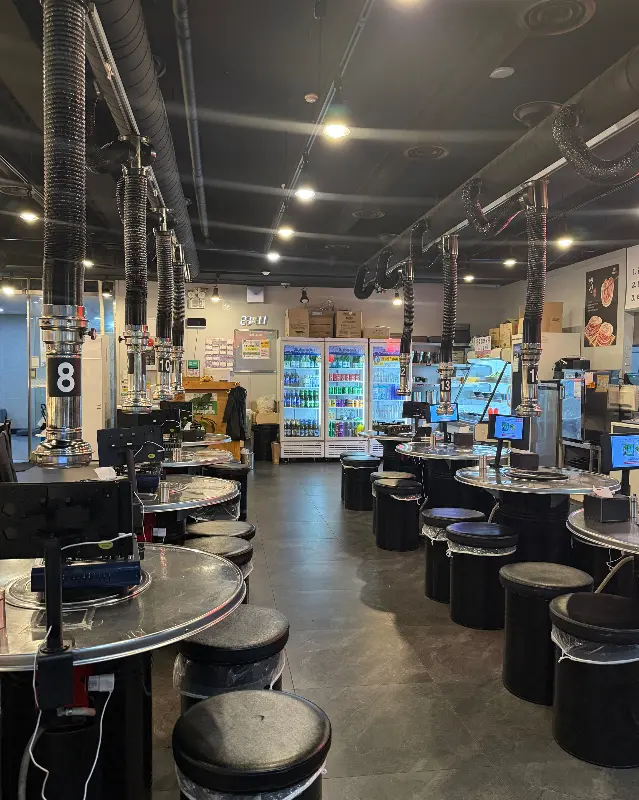 넓고 쾌적한 수영냉삼 명지직영점 내부