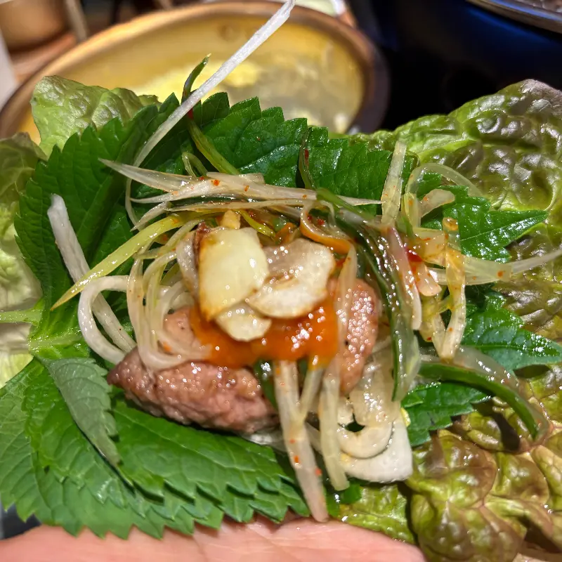 쌈 채소에 싸 먹는 양념갈비