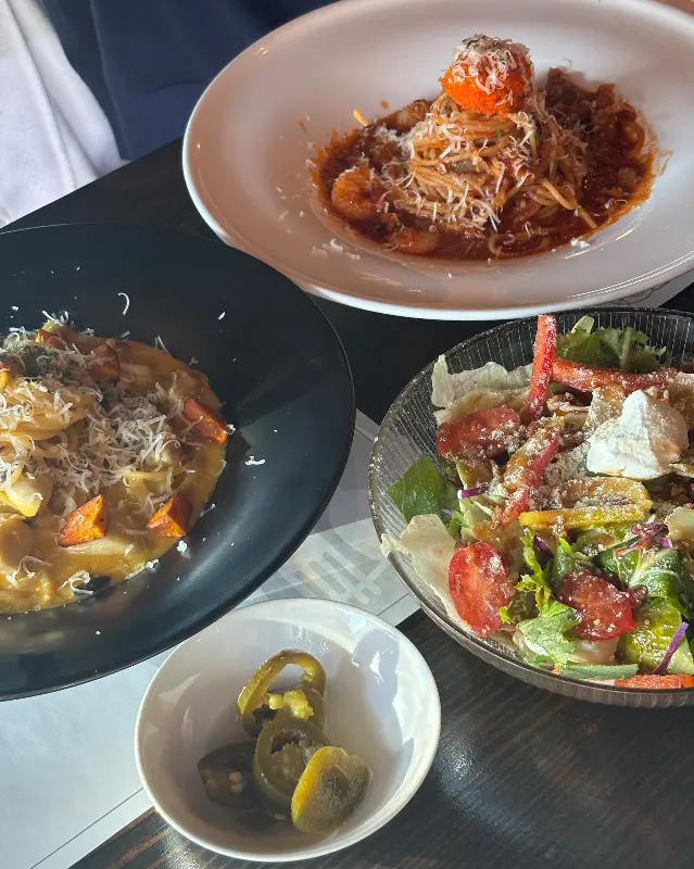 테이블 위에 놓인 통꽃게 파스타