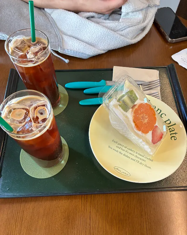 테이블 위에 놓인 음료와 디저트 사진