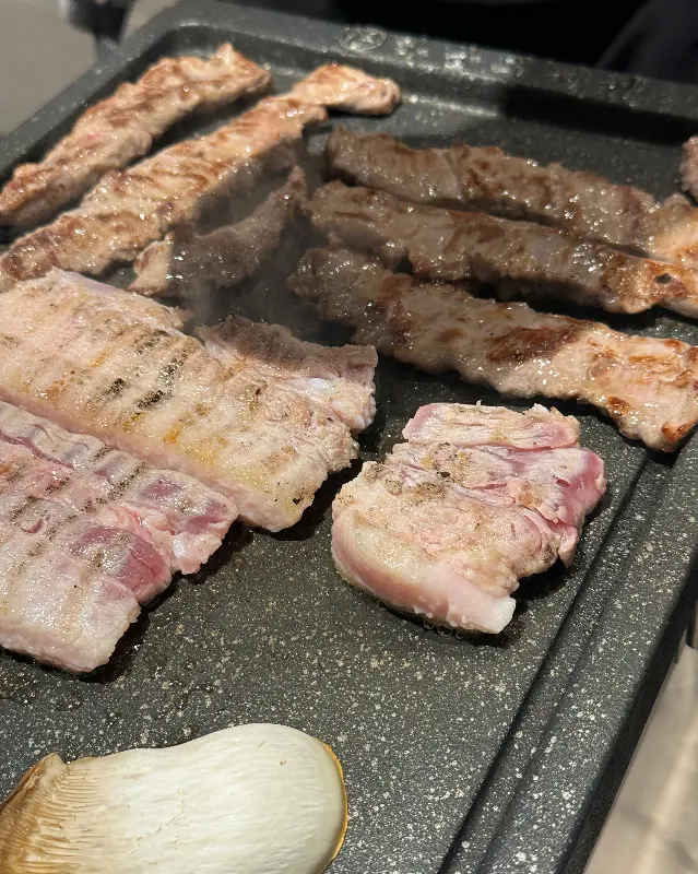 노릇하게 구워진 삼겹살과 갈매기살