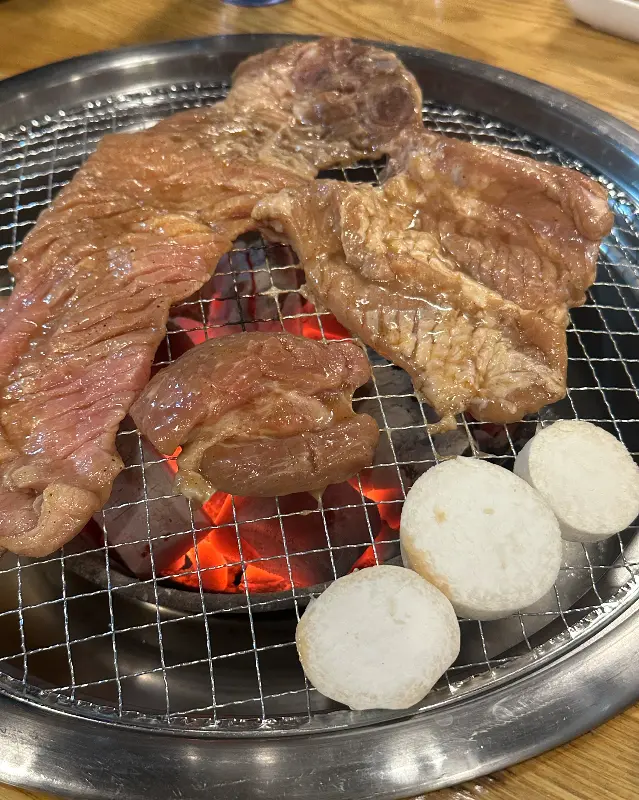 숯불 위에서 구워지는 스테이크갈비