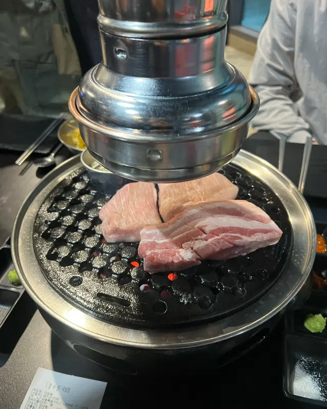 숯불 위에서 익어가는 오겹살