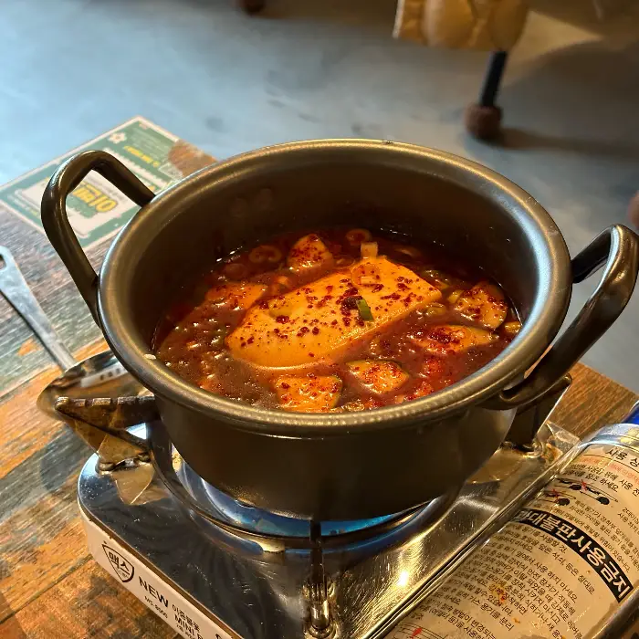 보글보글 끓는 순두부찌개