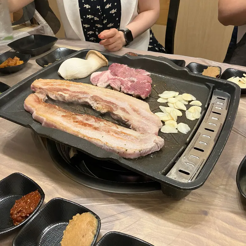 강남회관 불판 위에서 익어가는 삼겹살