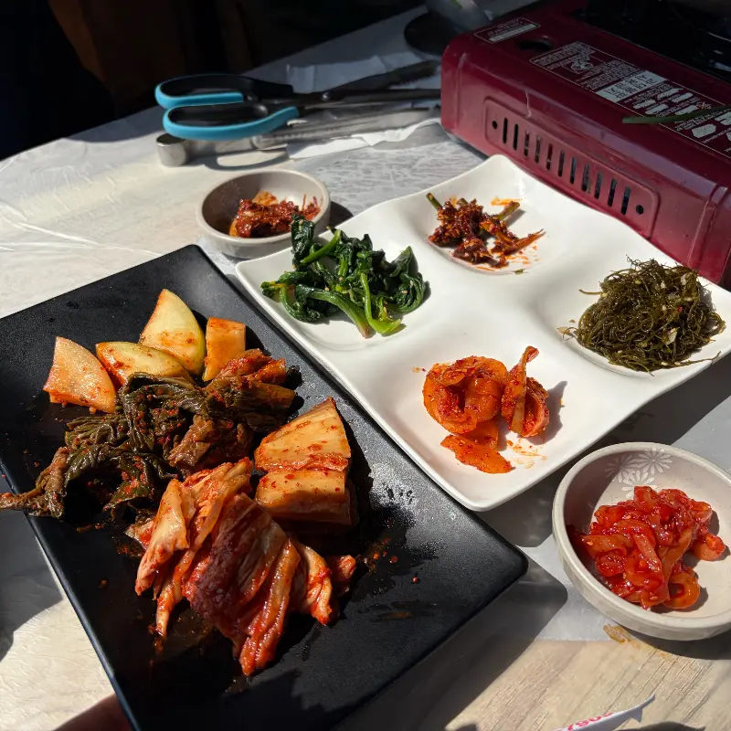 정갈하게 담긴 밑반찬