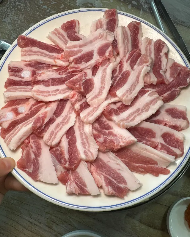 보기만 해도 군침이 도는 삼겹살 한 상 차림