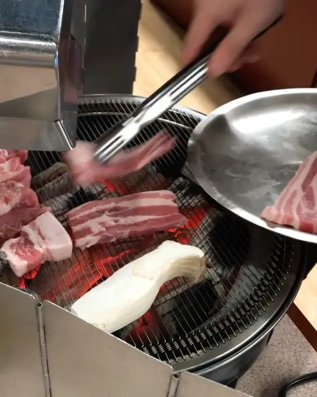 전문가의 손길로 구워지는 삼겹살