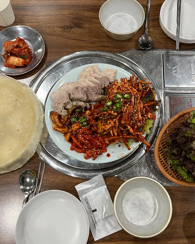 깔끔하게 차려진 테이블 세팅