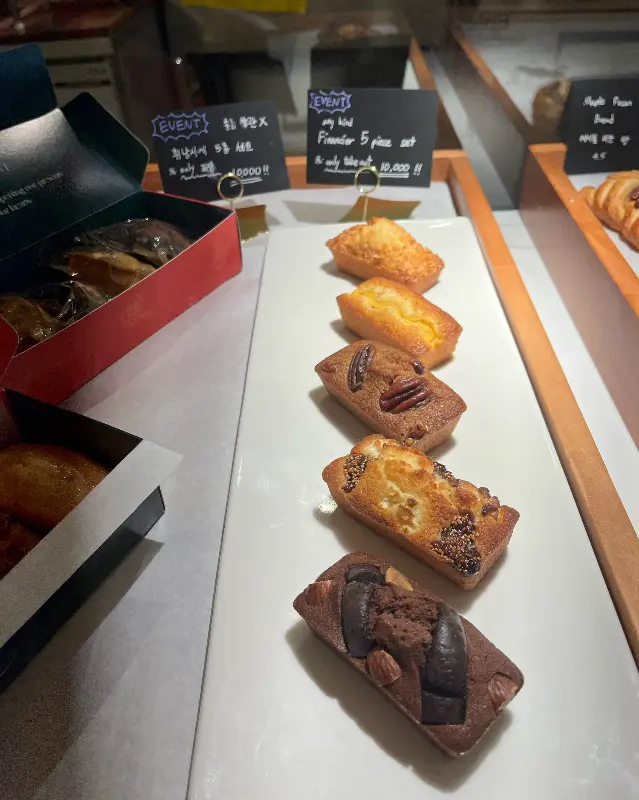 다양한 종류의 휘낭시에