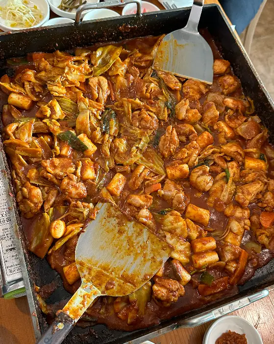닭갈비와 볶음밥이 가득한 철판