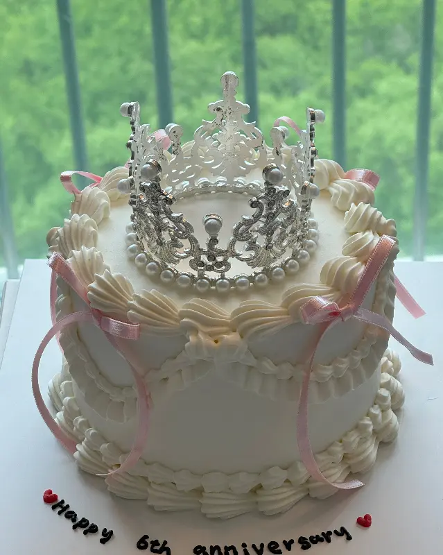 왕관이 올려진 기념일 케이크