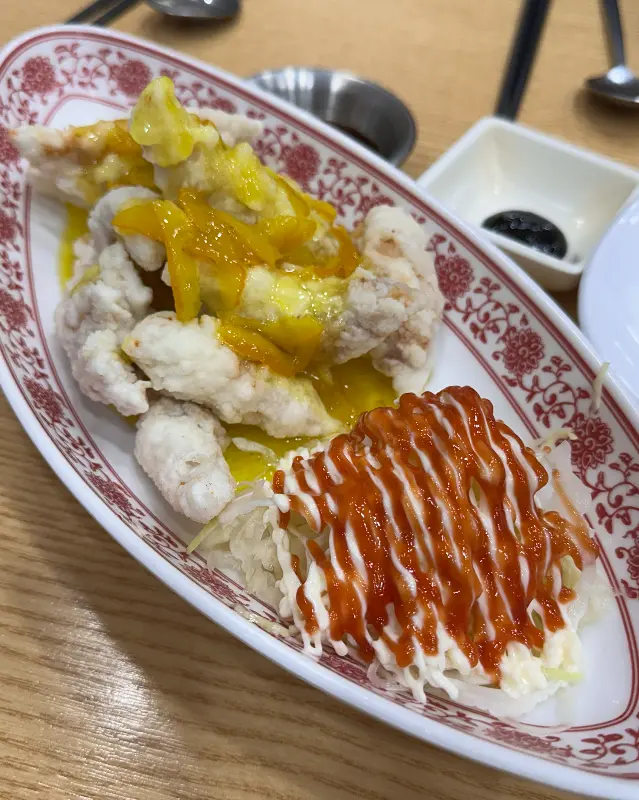 상큼한 유자 소스가 뿌려진 유자 탕수육