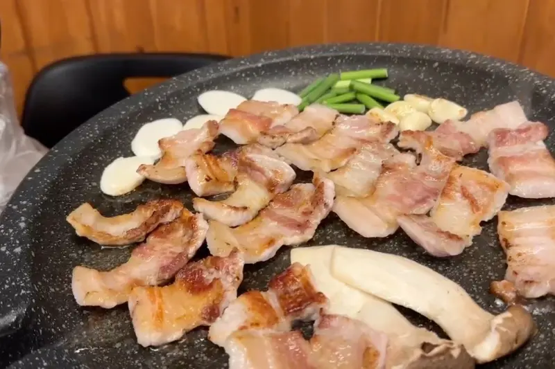 노릇하게 구워진 삼겹살