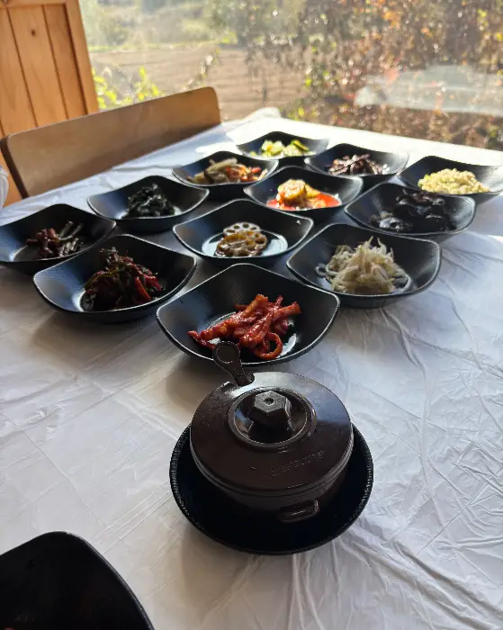 다양한 반찬들이 담긴 접시들