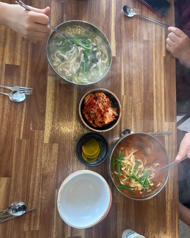 얼큰 칼국수와 맑은 칼국수, 그리고 김치