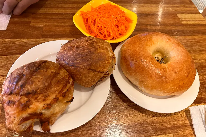 빵과 당근 샐러드