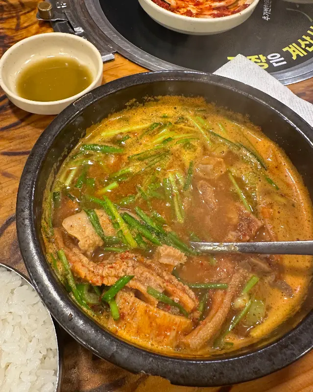 푸짐한 건더기가 인상적인 해장국
