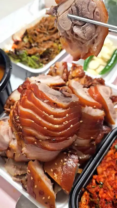 윤기가 흐르는 족발 한 점