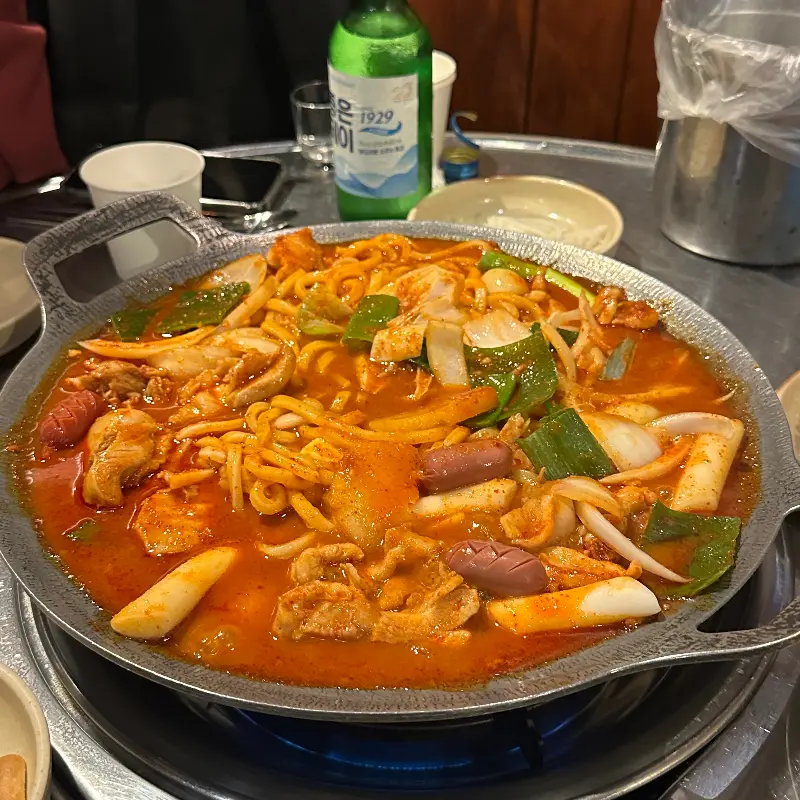 테이블 위에서 끓고 있는 곱도리탕