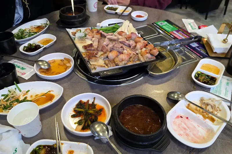 다양한 밑반찬과 함께 즐기는 곱창