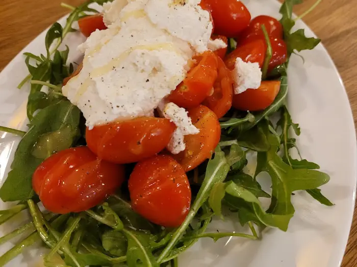 신선한 재료로 만든 샐러드