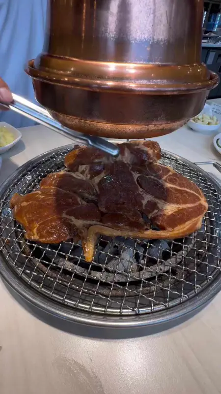 숯불에 구워지는 촉촉한 양념갈비