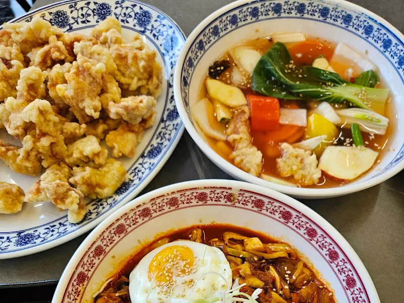 비빔짬뽕, 탕수육, 짜장면이 함께 놓인 테이블 전경