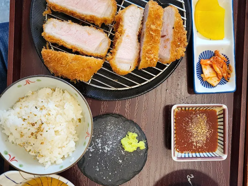 등심 돈까스 한 상 차림