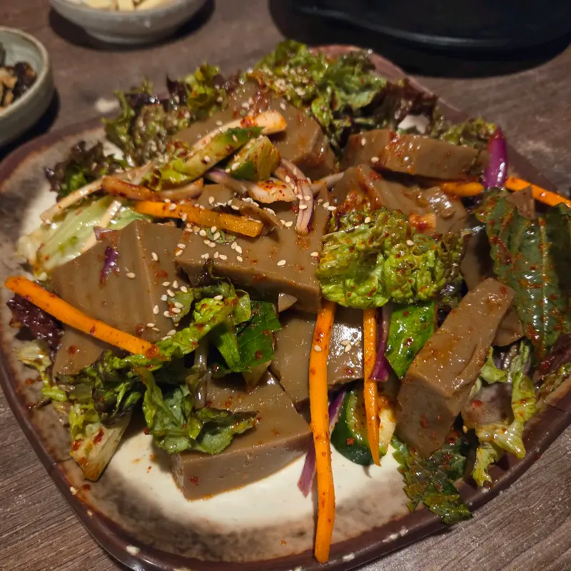 신선한 채소와 함께 버무려진 도토리묵