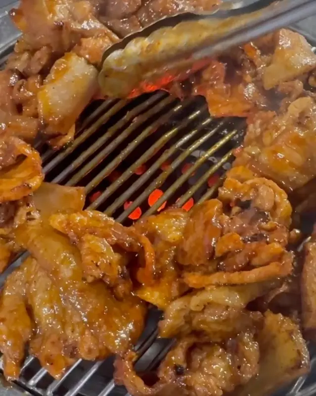 연탄불 위에서 맛있게 구워지고 있는 돼지 고추장구이