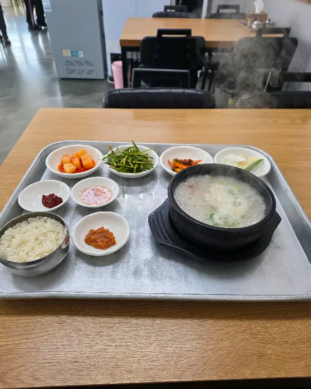 돼지국밥 한 상 차림