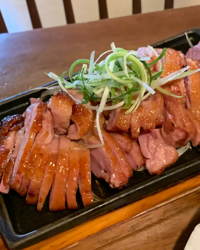 윤기가 흐르는 오리훈제