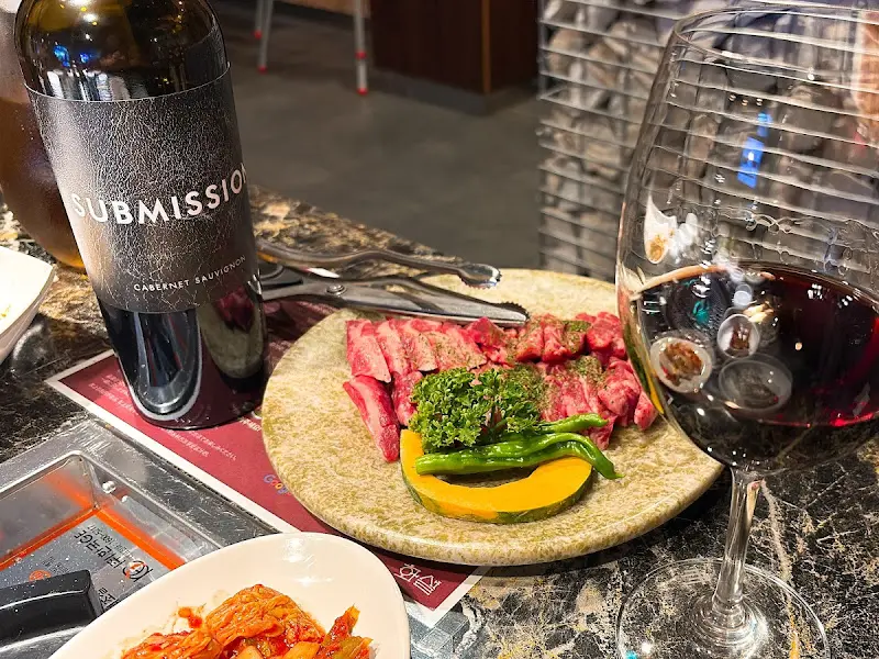 화설에서 콜키지 프리로 즐기는 와인과 소고기