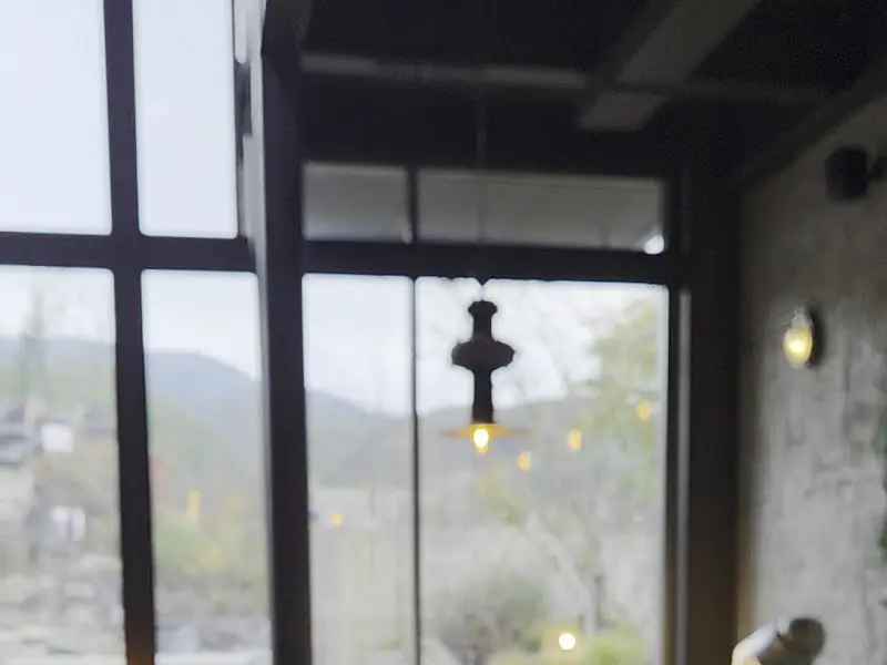 카페 내부 창밖으로 보이는 풍경. 자연을 담은 액자 같다.